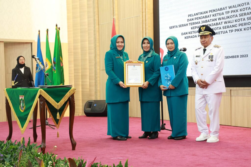 Pj Ketua TP PKK Provinsi Banten Tine Al Muktabar Lantik Nurhasanah Yedi Rahmat sebagai Pj TP PKK Kota Serang