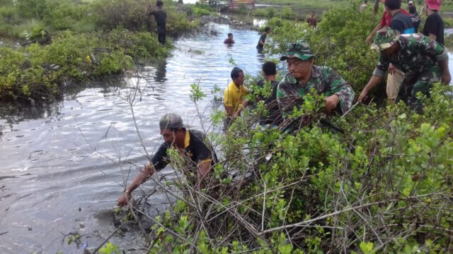 Koramil 0602-02/Kasemen Laksanakan Karbak Pembersihan Sungai