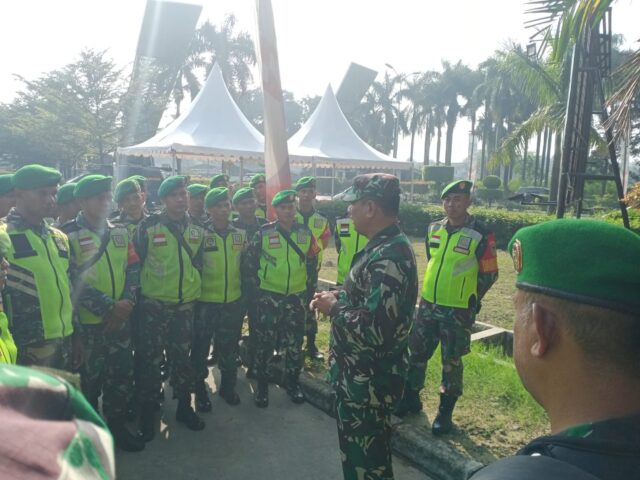 Personel Kodim 0602/Serang Bantu Aparat Kepolisian Pengamanan Aksi Unras Buruh