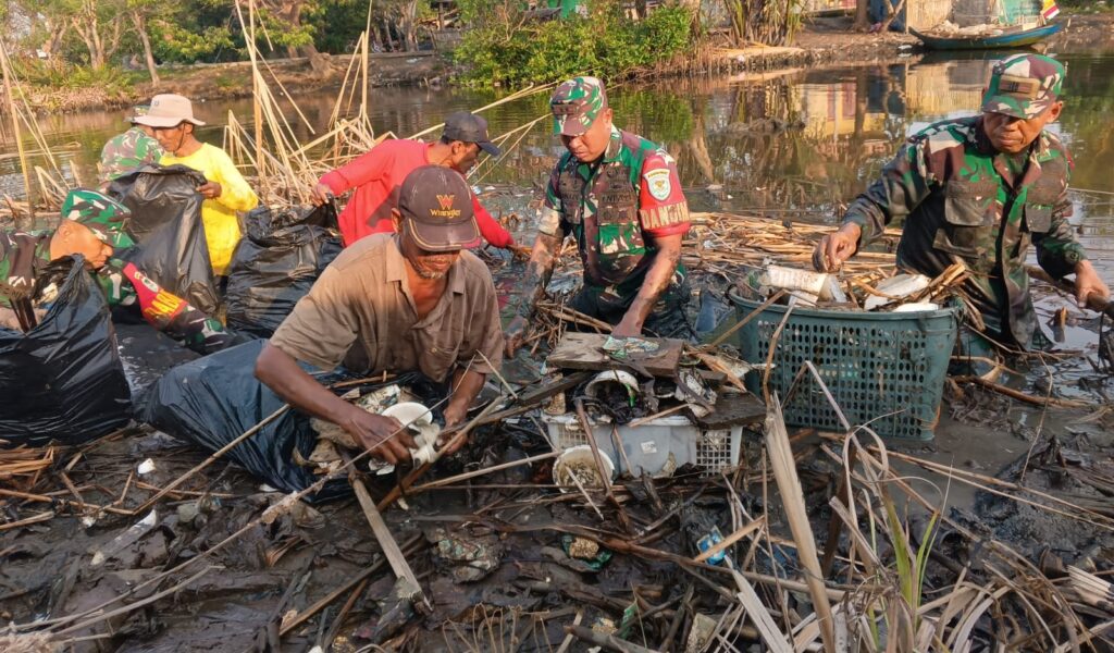 Dandim 0602/Serang Terjun Langsung Bersihkan Sampah Di Sungai Cidurian Kampung Tanara