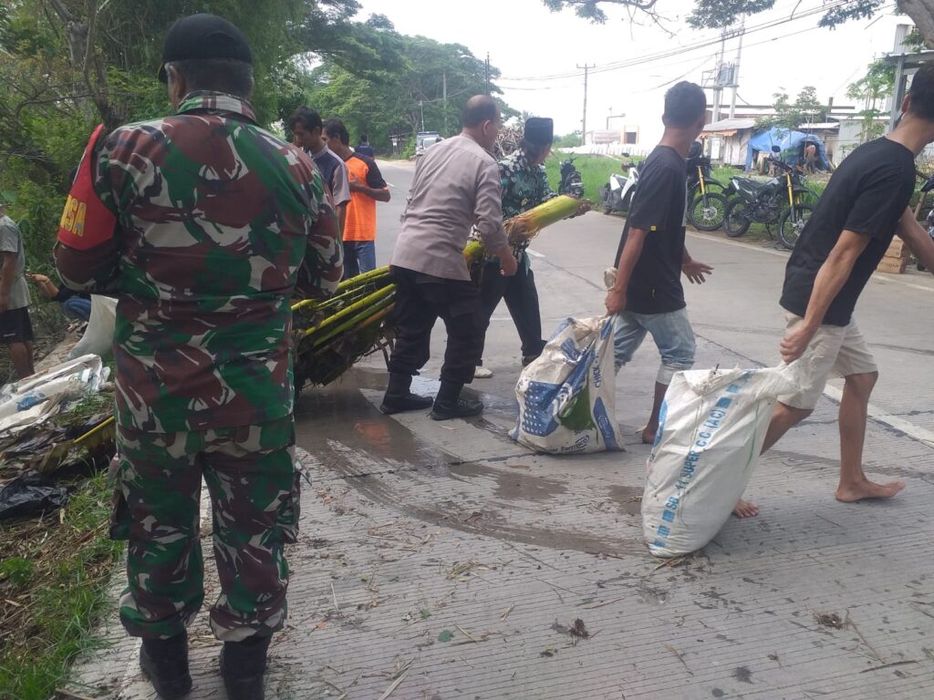 Upaya Pencegahan Banjir, Personil Polsek Pontang, Berpartisipasi Dalam KolaborAksi Koramil Pontang dan KOPISUSU