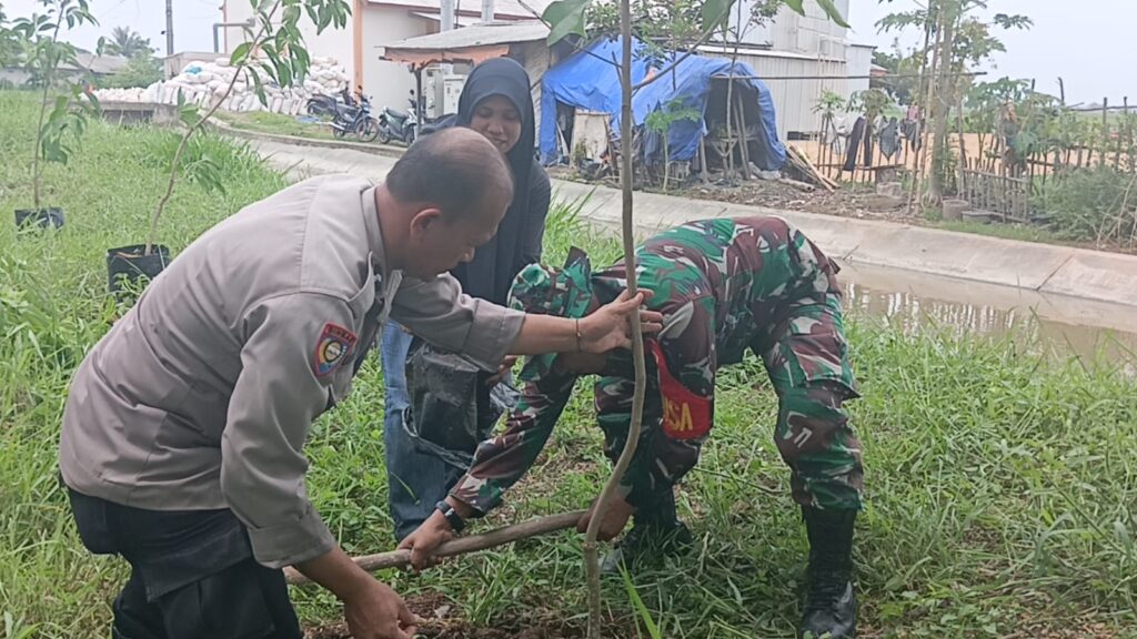 Kanit Reskrim Polsek Pontang Bersama Kopisusu Gelar Penanaman Pohon di Bantaran Sungai Pembuang Ciwaka Timur