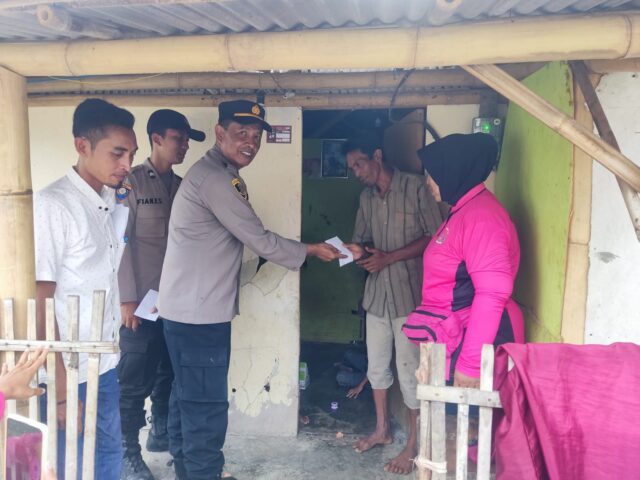 Dalam Tali Asih Jum’at Berkah, Kapolsek Didampingi Ibu Bhayangkari Bagikan Makanan Ke Warga