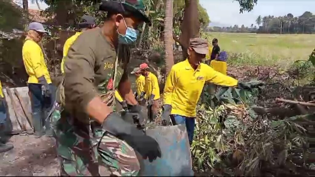 Atasi Sampah, Koramil 0602-06/Kramatwatu Bersihkan Aliran Sungai Ciasem Bersama Warga