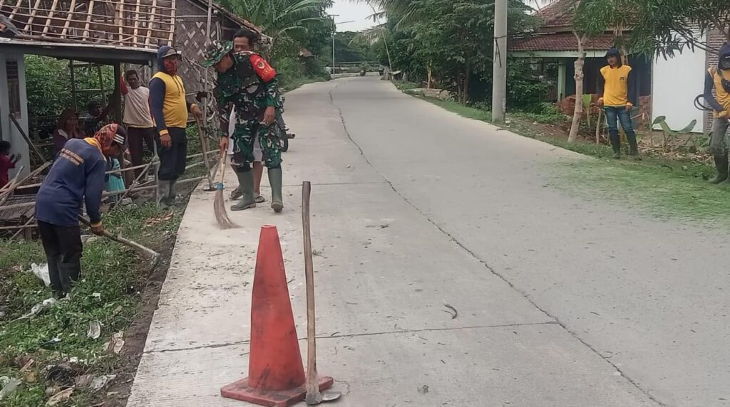Koramil 0602-11/Tirtayasa Dan Pemda Serang Bersihkan Sampah Disepanjang Bahu Jalan Koramil 0602-11/Tirtayasa Dan Pemda Serang Bersihkan Sampah Disepanjang Bahu Jalan