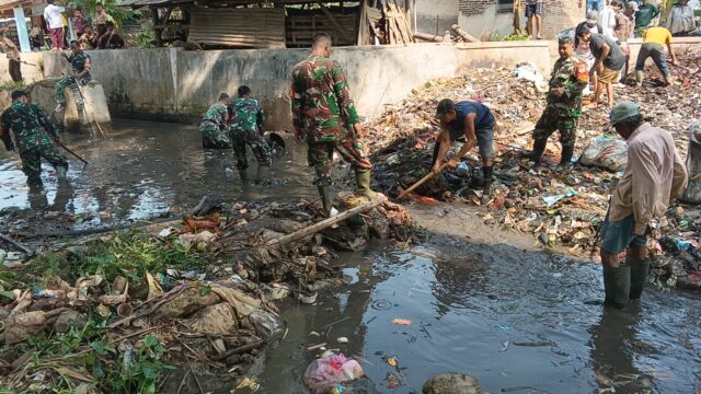 Koramil 0602-13/Padarincang Bersihkan Sampah Yang Mengganggu Areal Pertanian