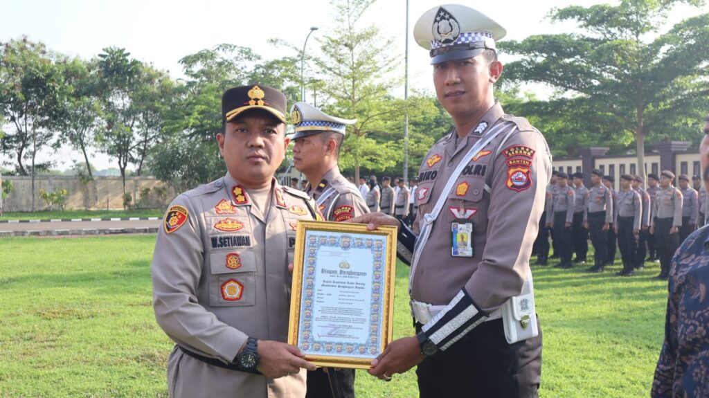 Polres Serang Gelar Upacara Pemberian Penghargaan dan Wisuda Purna Bhakti