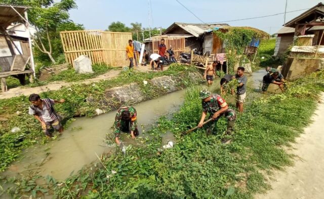 Memasuki Musim Hujan, Koramil 0602-16/Ciruas Bersihkan Aliran Sungai Dan Tumpukan Sampah