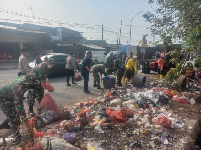 Koramil 0602-19/Cikande Laksanakan Karya Bakti Pembersihan Sampah