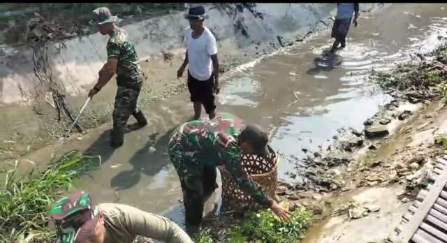 Koramil 0602-17/Carenang Bersihkan Saluran Irigasi Mencegah Bencana Banjir