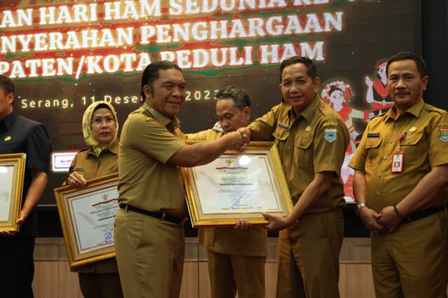 Al Muktabar Serahkan Penghargaan Pemerintah Kabupaten/Kota Peduli HAM