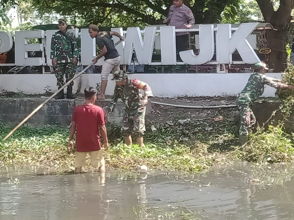 Cegah Bencana Alam, Koramil 0602-02/Kasemen Bersihkan Aliran Sungai Pamarican