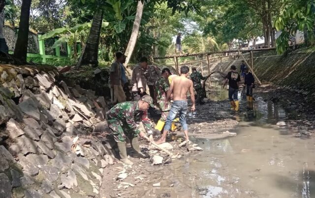 Ciptakan Lingkungan Sehat, Koramil 0602-03/Walantaka Bersihkan Sampah Di Aliran Sungai