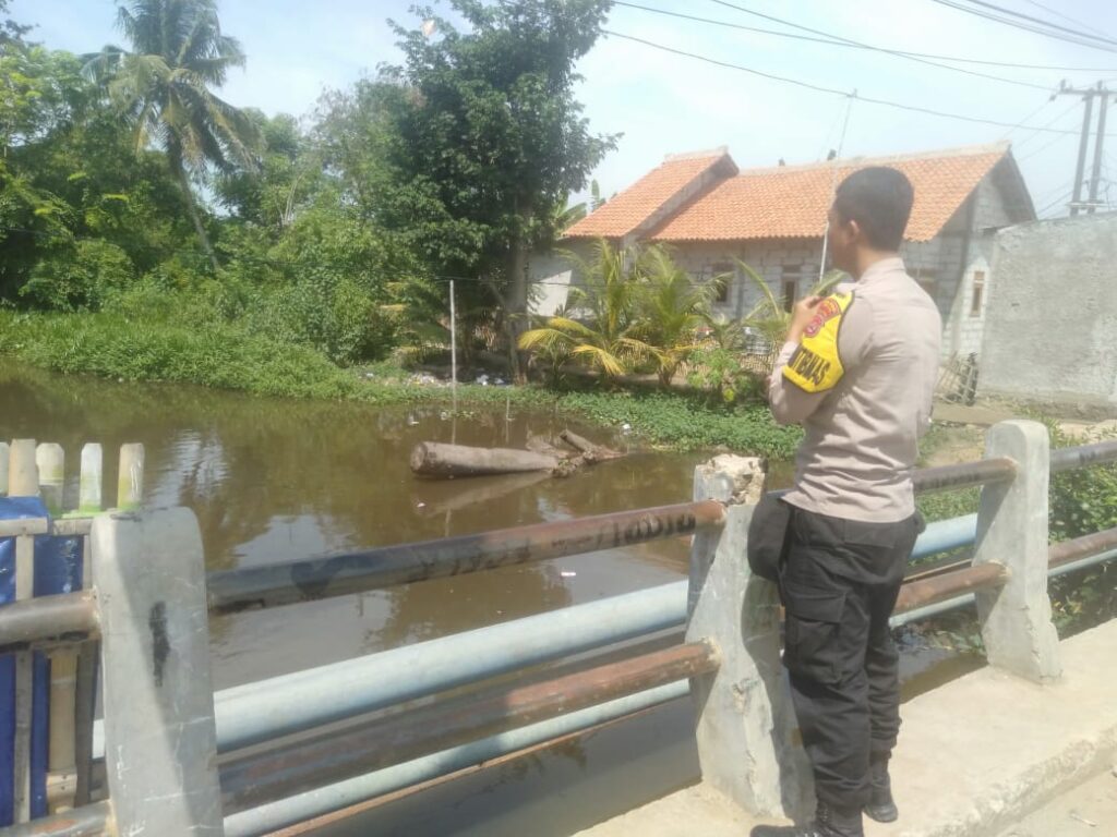 Personil Polsek Pontang Polres Serang Cek Debit Air Sungai Sebagai Langkah Antisipasi Banjir