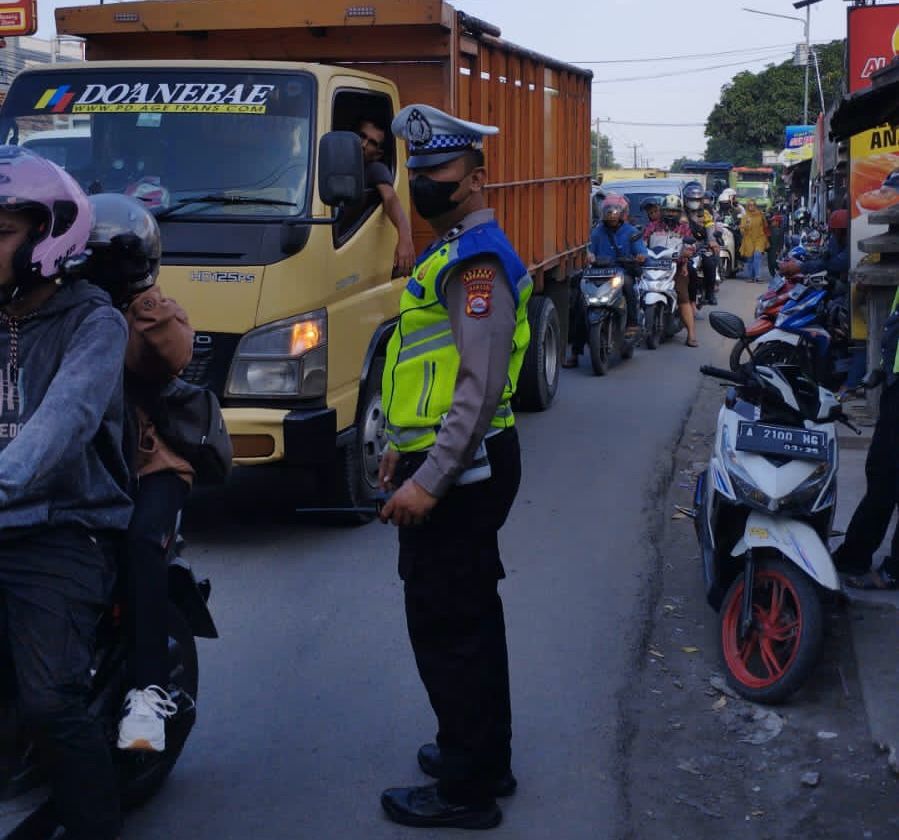 Pastikan Arus Lalin Lancar, Unit Lantas Polsek Kragilan Laksanakan Gatur Lalin Sore