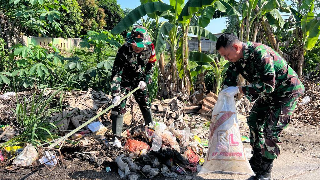 Atasi Bencana Alam, Koramil 0602-06/Kramatwatu Bersihkan Sampah Dan Lakukan Penghijauan