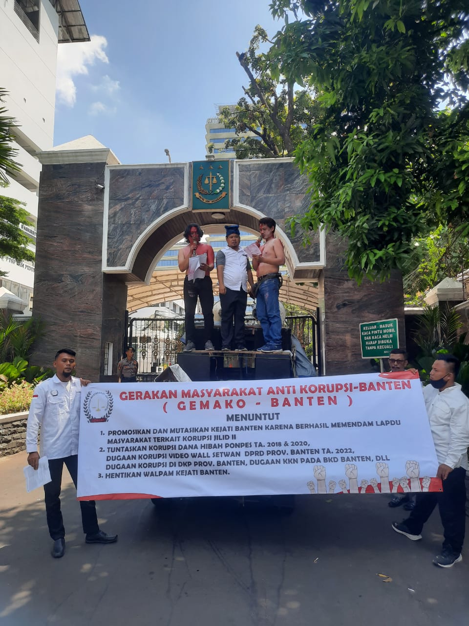 Gemako Banten Kembali Aksi di Kejagung Terkait Dugaan Korupsi Di Provinsi Banten Gemako Banten Kembali Aksi di Kejagung Terkait Dugaan Korupsi Di Provinsi Banten