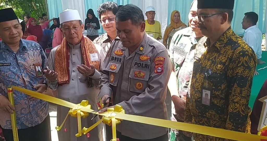 Kapolsek Kopo Dampingi Kabag SDM Polres Serang Serahkan Kunci Rumah Layak Huni Dalam Kegiatan Cooling System