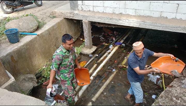 Koramil 0602-12/Ciomas Gelar Karbak Pembersihan Sampah Di Saluran Irigasi Cibanten