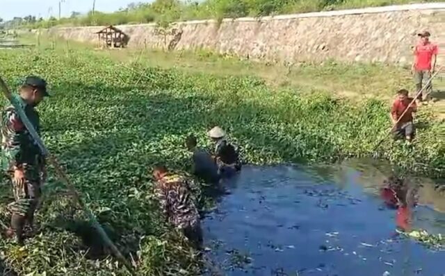 Koramil 0602-11/Tirtayasa Bersama Masyarakat Terjun Langsung Bersihkan Aliran Sungai