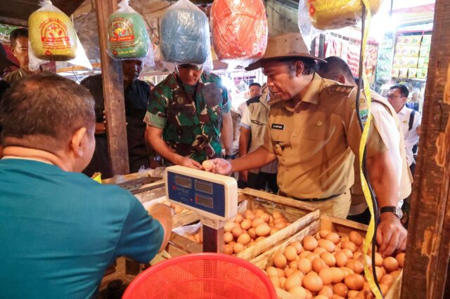 Al Muktabar Sidak Barang dan Harga Pasar Induk Rau