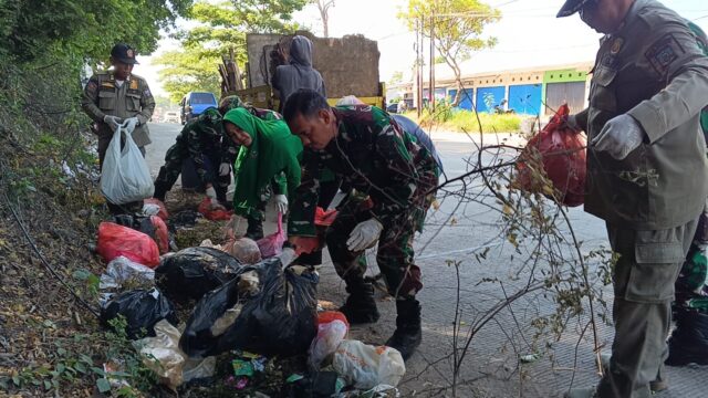 Koramil 0602-06/Kramatwatu Bersihkan Tumpukan Sampah Di Jalan Menuju Areal Tempat Wisata