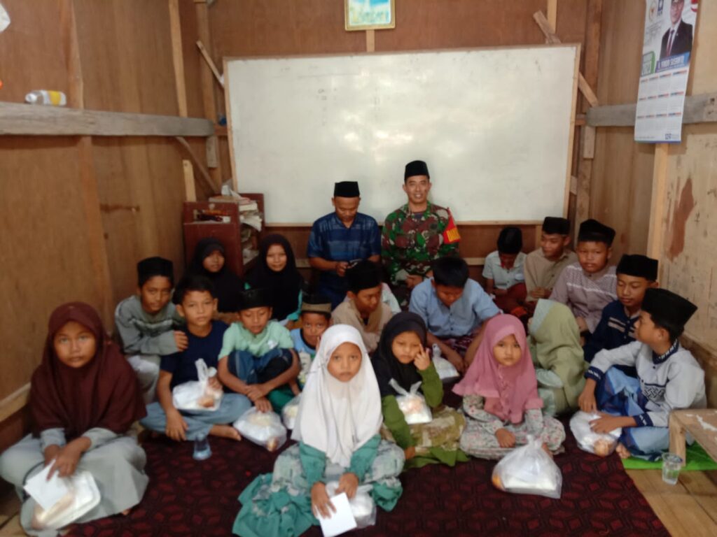 Jum’at Berkah, Danramil 0602-18/Kragilan Dan Babinsa Berbagi Kebahagiaan Bersama Anak Yatim