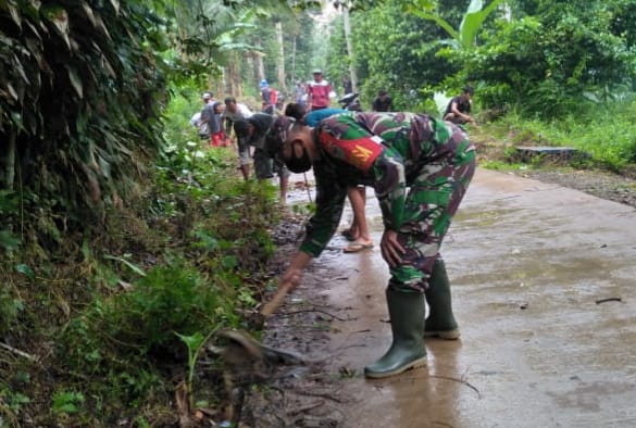 Babinsa Koramil 0602-12/Ciomas Laksanakan Karbak Pembersihan Jalan Bersama Masyarakat