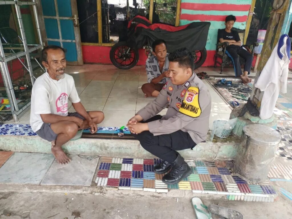 Ngobrol Bersama Warga, Bhabinkamtibmas Polsek Pontang Sampaikan Himbauan Kamtibmas