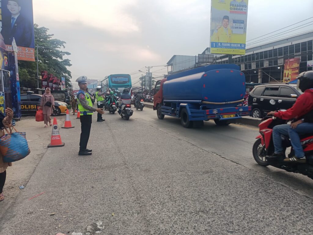 Antisipasi Kepadatan Arus Lalin Libur Nataru, Unit Lantas Polsek Ciruas Gatur Pagi Area Pasar Ciruas