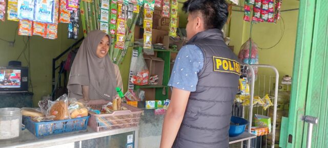 Cek Harga Bahan Komoditas, Personil Polsek Carenang Cek Harga Sembako Di toko Sembako Wilkum Polsek Carenang