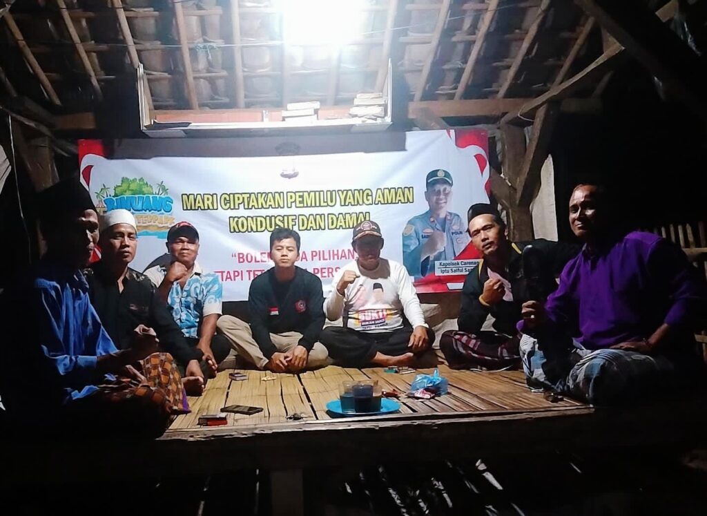 Personil Polsek Carenang Laksanakan Pemasangan Spanduk Ajak Masyarakat Ciptakan Pemilu Damai Untuk Banten Yang Aman