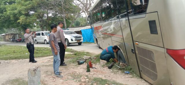 Satlantas Polres Serang Bantu Evakuasi Bus yang Terperosok Dan Menutupi Jalan Tambak-Carenang