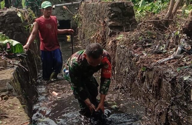 Cegah Banjir, Babinsa Koramil 0602-18/Kragilan Bersihkan Parit Bersama Masyarakat