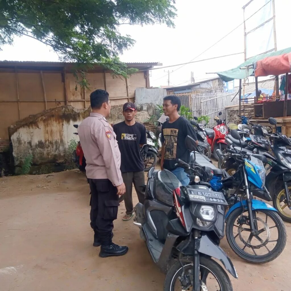 Bhabinkamtibmas Polsek Pontang Sambang Desa Singarajan, Ajak Warga Jaga Kamtibmas