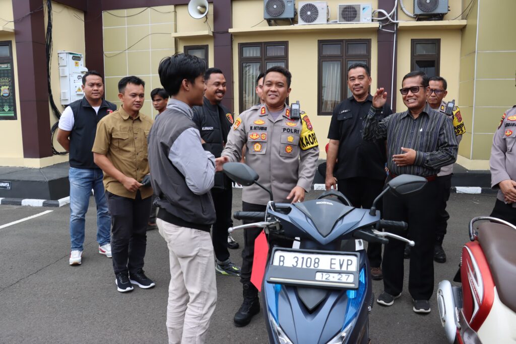 Kapolres Serang Serahkan Motor Hasil Curian Kepada Korban