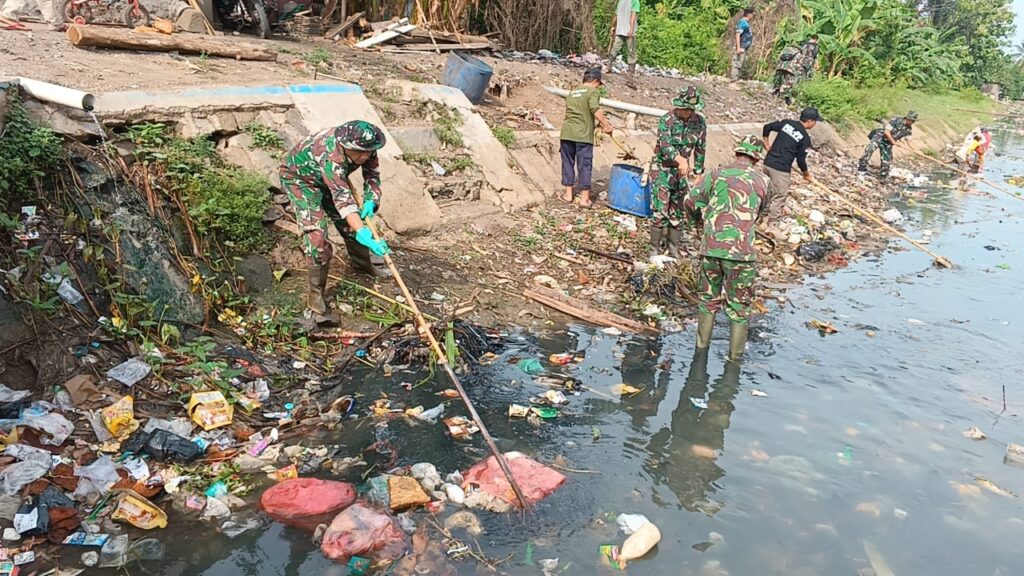 Antisipasi Banjir, Koramil 0602-06/Kramatwatu Gelar Karbak Pembersihan Saluran Irigasi