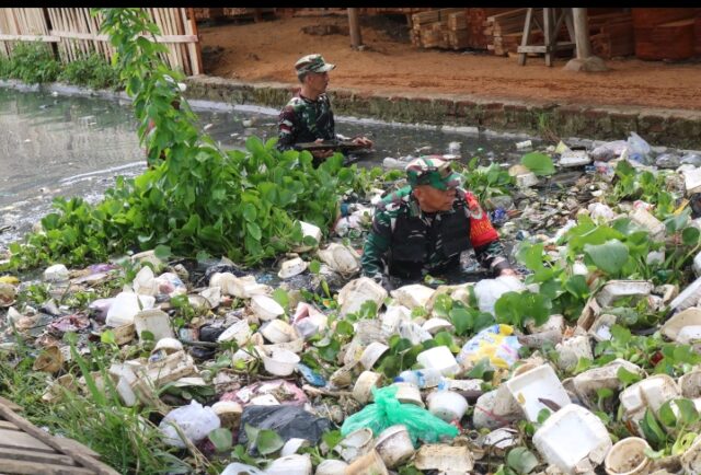 Karya Bakti TNI, Koramil 0602-11/Tirtayasa Bersama Warga Bersihkan Sampah Di Aliran Sungai