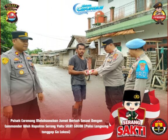 Jumat Berkah, Polsek Carenang Bagikan Nasi Kotak Kepada Warga