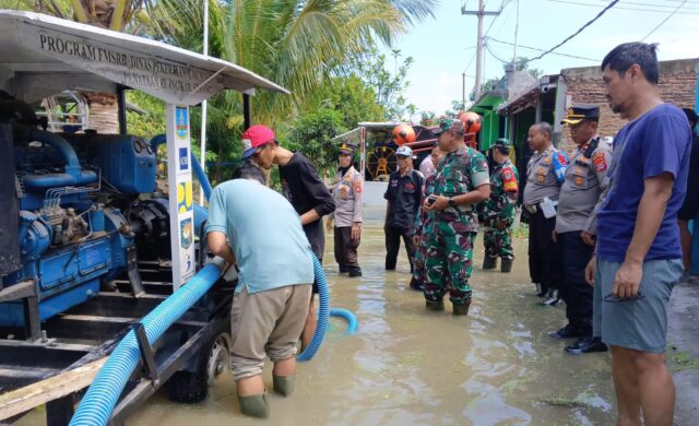 Dandim 0602/Serang Pantau Musibah Banjir Dan Berikan Bantuan Sosial Di BCP 2 Ciruas