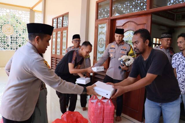 Warung Jum’at Barokah, Polres Serang Bagikan Nasi Kotak Kepada Masyarakat