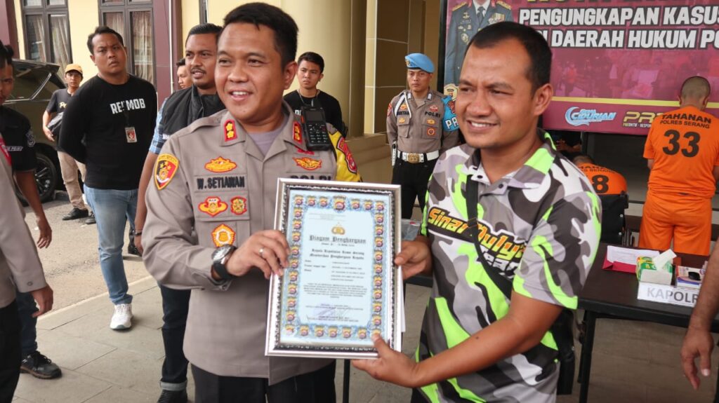 Gagalkan Perampokan, Warga Ciruas Terima Penghargaan Dari Kapolres Serang Gagalkan Perampokan, Warga Ciruas Terima Penghargaan Dari Kapolres Serang
