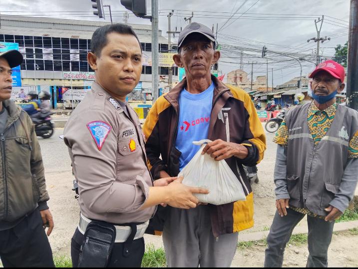 Berbagi Terhadap Sesama, Anggota Unit Lantas Polsek Ciruas Laksanakan Jumat Berkah Berbagi Terhadap Sesama, Anggota Unit Lantas Polsek Ciruas Laksanakan Jumat Berkah