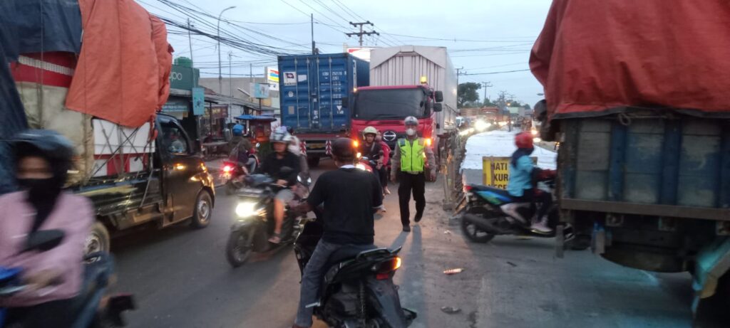 Personel Polsek Cikande Gatur Lalin di Simpang Gorda Antisipasi Kemacetan Personel Polsek Cikande Gatur Lalin di Simpang Gorda Antisipasi Kemacetan