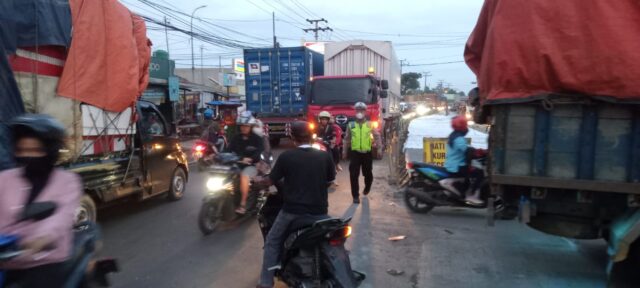 Personel Polsek Cikande Gatur Lalin di Simpang Gorda Antisipasi Kemacetan