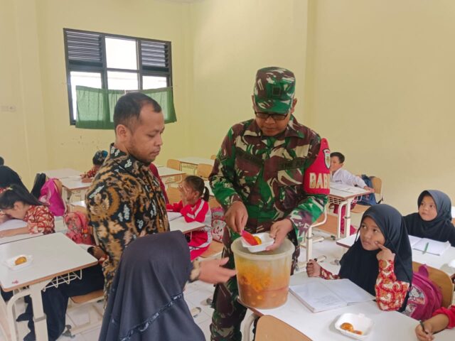 Kodim 0602/Serang Berikan Makanan Tambahan Untuk Anak Sekolah