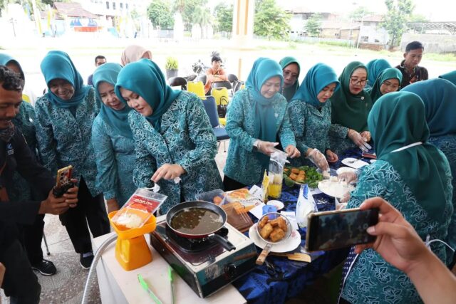 Tangani Stunting, Pj Ketua TP PKK Provinsi Banten Tine Al Muktabar Demo Olahan Nugget Ikan Patin