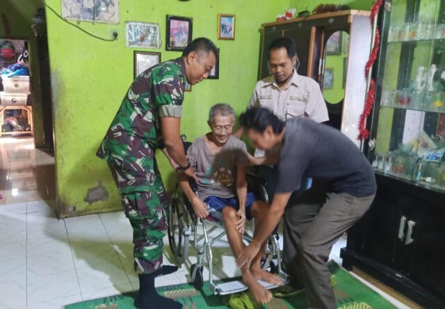 Makmur Berterima kasih kepada Babinsa Koramil 0602-05/Cipocok Jaya atas Bantuan Kursi Roda