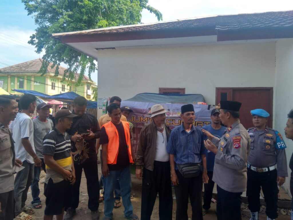 Kapolsek Pontang Laksanakan Kegiatan “JUMAT CURHAT” di Pasar Begog Kapolsek Pontang Laksanakan Kegiatan “JUMAT CURHAT” di Pasar Begog