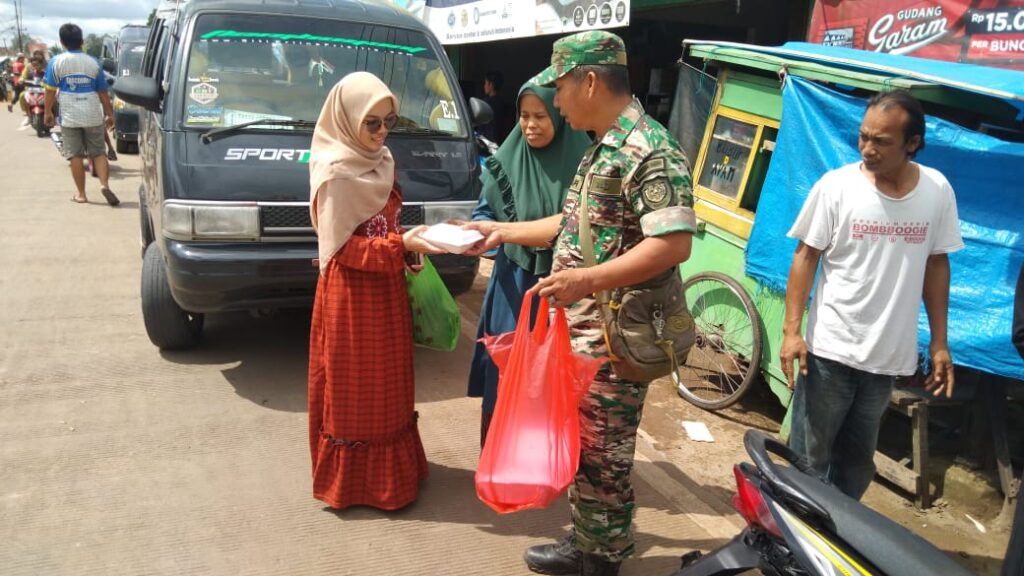 Jum’at Berkah, Koramil 0108/Bojong Kodim Pandeglang Bagikan Nasi Kotak Jum’at Berkah, Koramil 0108/Bojong Kodim Pandeglang Bagikan Nasi Kotak